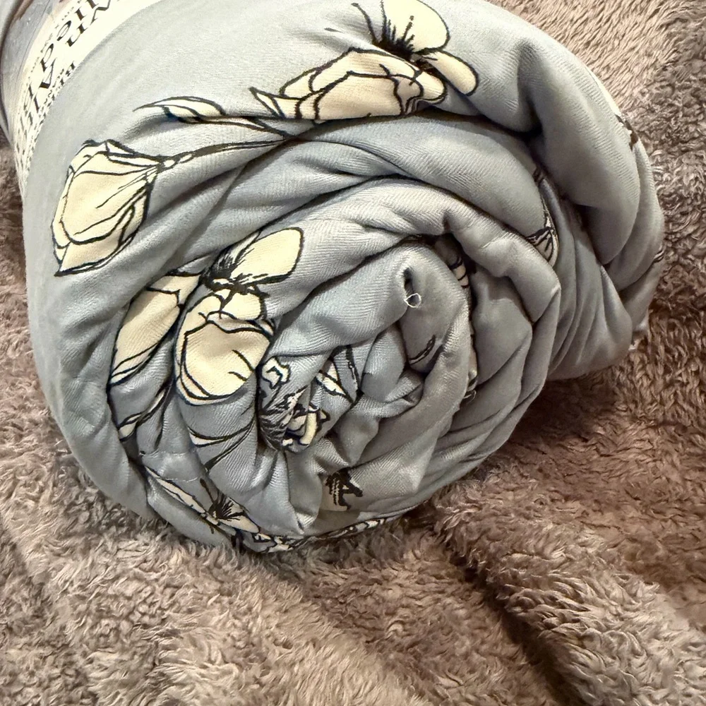 Berkshire Down Alternative Filled Blanket - Soft Blue